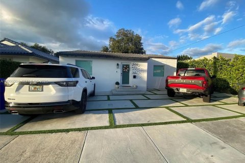 House in Miami, Florida 2 bedrooms, 106.47 sq.m. № 2067923