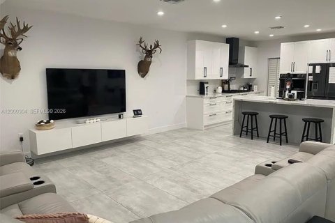 House in Miami, Florida 2 bedrooms, 106.47 sq.m. № 2067923 - photo 3