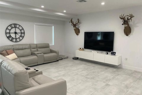 House in Miami, Florida 2 bedrooms, 106.47 sq.m. № 2067923 - photo 2