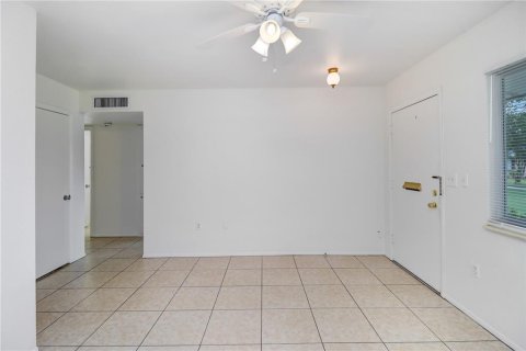 Villa ou maison à louer à Sun City Center, Floride: 2 chambres, 86.12 m2 № 2388839 - photo 4