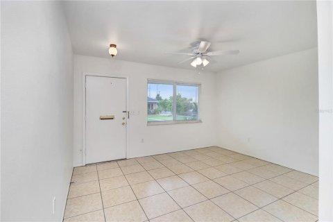 Villa ou maison à louer à Sun City Center, Floride: 2 chambres, 86.12 m2 № 2388839 - photo 3