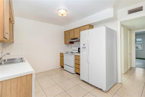 Villa ou maison à louer à Sun City Center, Floride: 2 chambres, 86.12 m2 № 2388839 - photo 8