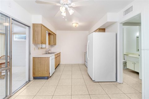 Villa ou maison à louer à Sun City Center, Floride: 2 chambres, 86.12 m2 № 2388839 - photo 10