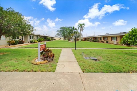 Villa ou maison à louer à Sun City Center, Floride: 2 chambres, 86.12 m2 № 2388839 - photo 2