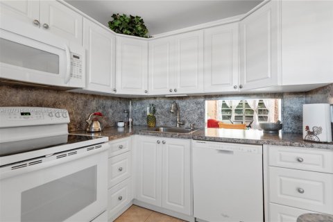 Condo in Lauderdale Lakes, Florida, 1 bedroom  № 1619733 - photo 4