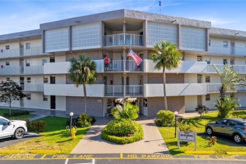 Condo in Lauderdale Lakes, Florida, 1 bedroom  № 1619733 - photo 1