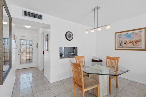 Condo in Lauderdale Lakes, Florida, 1 bedroom  № 1619733 - photo 11