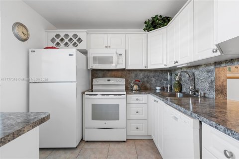Condo in Lauderdale Lakes, Florida, 1 bedroom  № 1619733 - photo 3