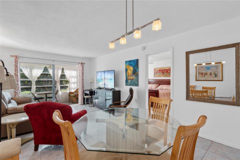 Condo in Lauderdale Lakes, Florida, 1 bedroom  № 1619733 - photo 10