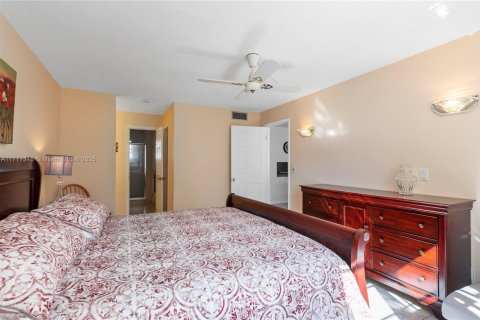 Condo in Lauderdale Lakes, Florida, 1 bedroom  № 1619733 - photo 13