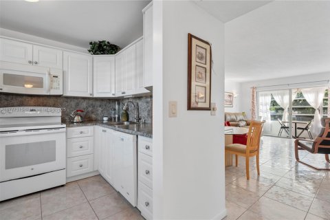 Condo in Lauderdale Lakes, Florida, 1 bedroom  № 1619733 - photo 6
