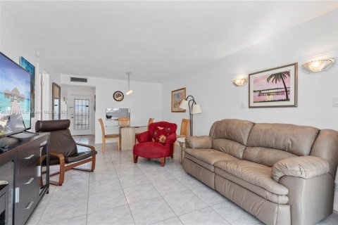 Condo in Lauderdale Lakes, Florida, 1 bedroom  № 1619733 - photo 7