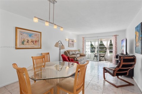 Condo in Lauderdale Lakes, Florida, 1 bedroom  № 1619733 - photo 9