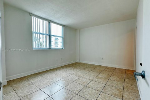 Condo in North Bay Village, Florida, 2 bedrooms  № 1827602 - photo 11