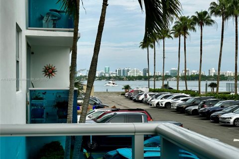 Condo in North Bay Village, Florida, 2 bedrooms  № 1827602 - photo 9