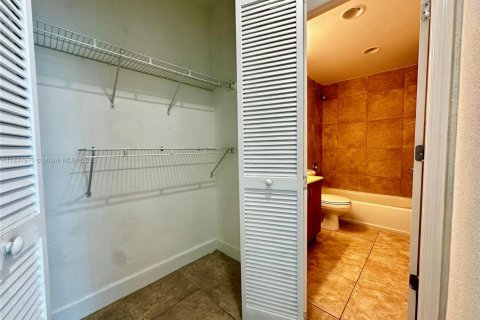 Condo in North Bay Village, Florida, 2 bedrooms  № 1827602 - photo 15