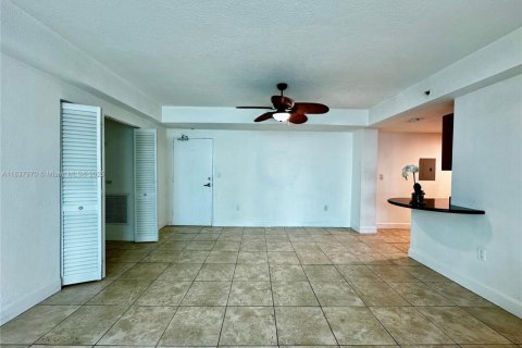 Condo in North Bay Village, Florida, 2 bedrooms  № 1827602 - photo 10