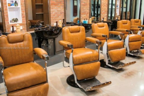 Commercial property in Doral, Florida № 1948855 - photo 1