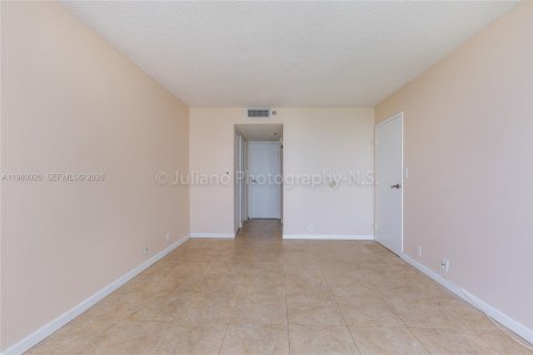 Condominio en alquiler en North Bay Village, Florida, 2 dormitorios, 95.69 m2 № 2043473 - foto 9