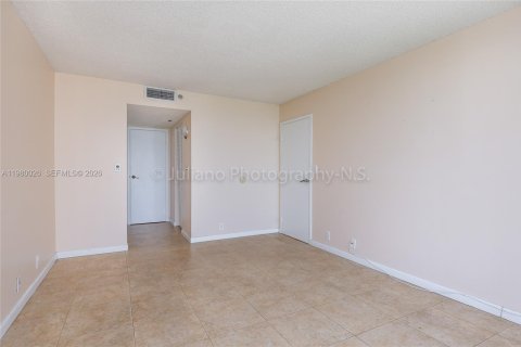 Condominio en alquiler en North Bay Village, Florida, 2 dormitorios, 95.69 m2 № 2043473 - foto 10