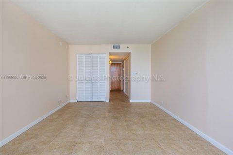 Condominio en alquiler en North Bay Village, Florida, 2 dormitorios, 95.69 m2 № 2043473 - foto 15
