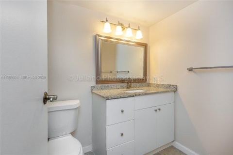 Condominio en alquiler en North Bay Village, Florida, 2 dormitorios, 95.69 m2 № 2043473 - foto 17
