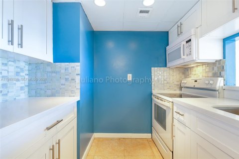 Condominio en alquiler en North Bay Village, Florida, 2 dormitorios, 95.69 m2 № 2043473 - foto 6