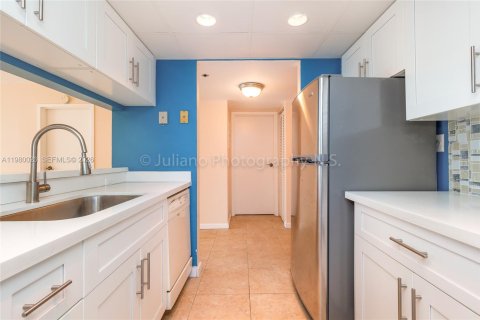 Condominio en alquiler en North Bay Village, Florida, 2 dormitorios, 95.69 m2 № 2043473 - foto 5