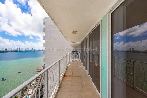 Condominio en alquiler en North Bay Village, Florida, 2 dormitorios, 95.69 m2 № 2043473 - foto 2