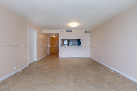 Condominio en alquiler en North Bay Village, Florida, 2 dormitorios, 95.69 m2 № 2043473 - foto 19