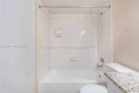 Condominio en alquiler en North Bay Village, Florida, 2 dormitorios, 95.69 m2 № 2043473 - foto 18