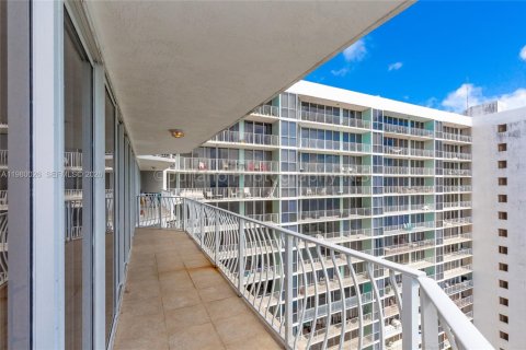Condominio en alquiler en North Bay Village, Florida, 2 dormitorios, 95.69 m2 № 2043473 - foto 24