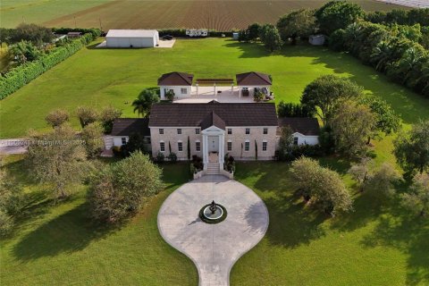 Villa ou maison à vendre à Miami, Floride: 7 chambres, 499.26 m2 № 1965534 - photo 1