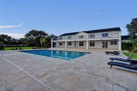 Villa ou maison à vendre à Miami, Floride: 7 chambres, 499.26 m2 № 1965534 - photo 11