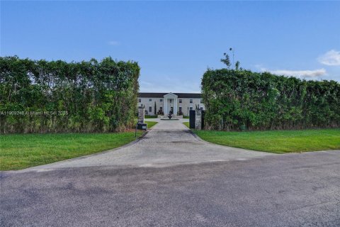 Villa ou maison à vendre à Miami, Floride: 7 chambres, 499.26 m2 № 1965534 - photo 3