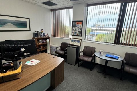 Купить коммерческую недвижимость в Майами-Лейкс, Флорида № 2039174 - фото 9