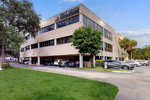 Коммерческая недвижимость в Майами-Лейкс, Флорида № 2039174