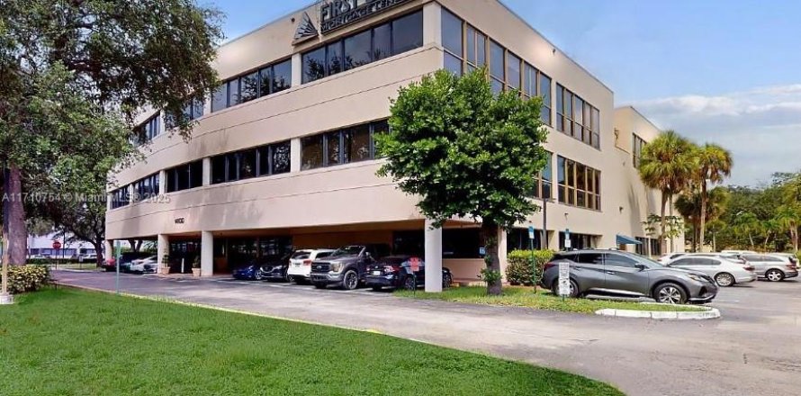 Коммерческая недвижимость в Майами-Лейкс, Флорида № 2039174