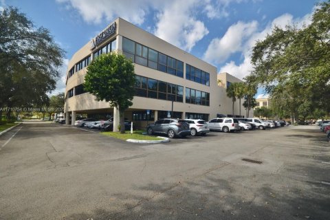 Купить коммерческую недвижимость в Майами-Лейкс, Флорида № 2039174 - фото 3