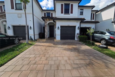 Adosado en venta en Hialeah, Florida, 3 dormitorios, 158.68 m2 № 2002249 - foto 2