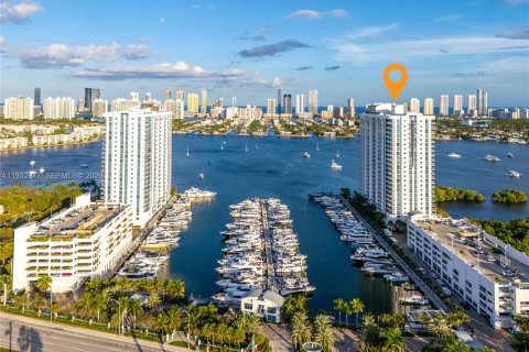 Condo in North Miami Beach, Florida, 2 bedrooms  № 2000743 - photo 3