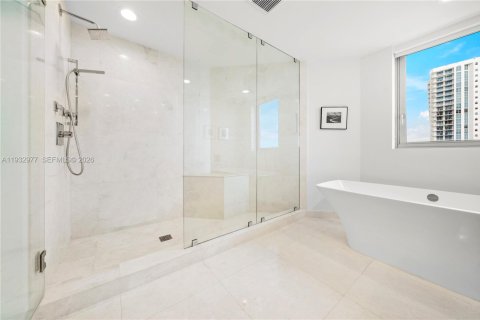 Condo in North Miami Beach, Florida, 2 bedrooms  № 2000743 - photo 17