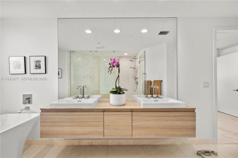 Condo in North Miami Beach, Florida, 2 bedrooms  № 2000743 - photo 16