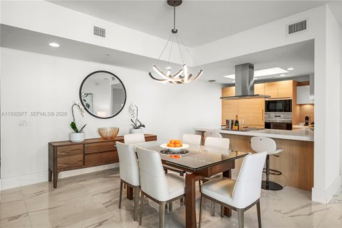 Condo in North Miami Beach, Florida, 2 bedrooms  № 2000743 - photo 7