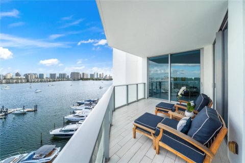 Condo in North Miami Beach, Florida, 2 bedrooms  № 2000743 - photo 2