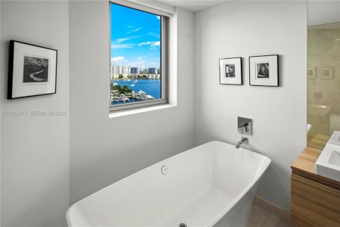 Condo in North Miami Beach, Florida, 2 bedrooms  № 2000743 - photo 18