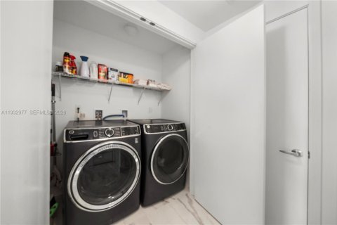 Condo in North Miami Beach, Florida, 2 bedrooms  № 2000743 - photo 23