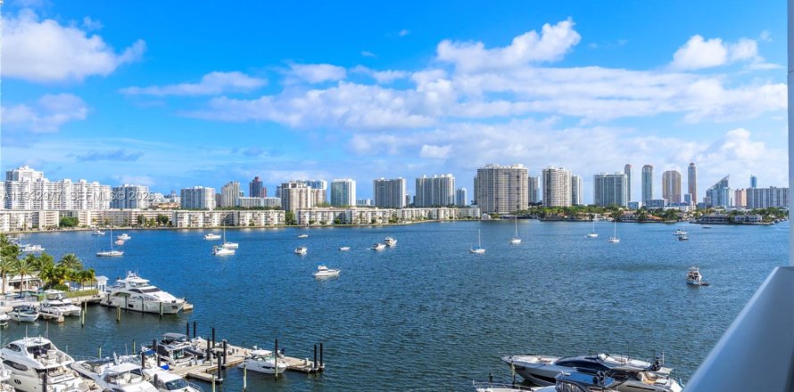 Condo in North Miami Beach, Florida, 2 bedrooms  № 2000743