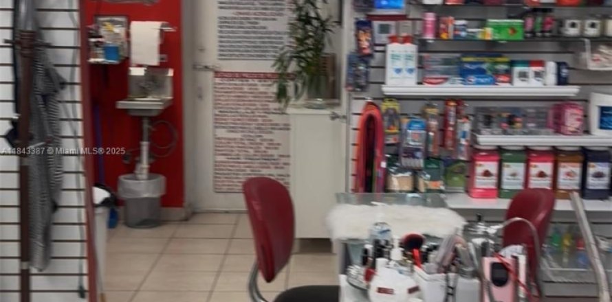 Propiedad comercial en Hialeah, Florida № 1836787