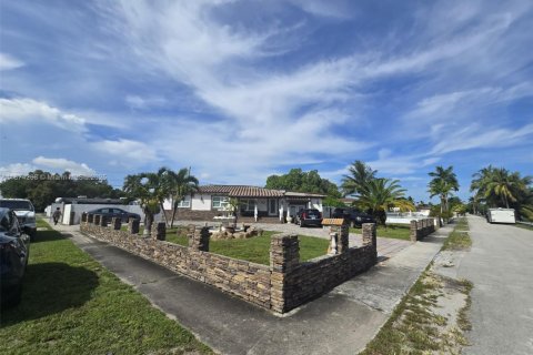 Villa ou maison à vendre à Hialeah, Floride: 3 chambres, 153.38 m2 № 1925692 - photo 2
